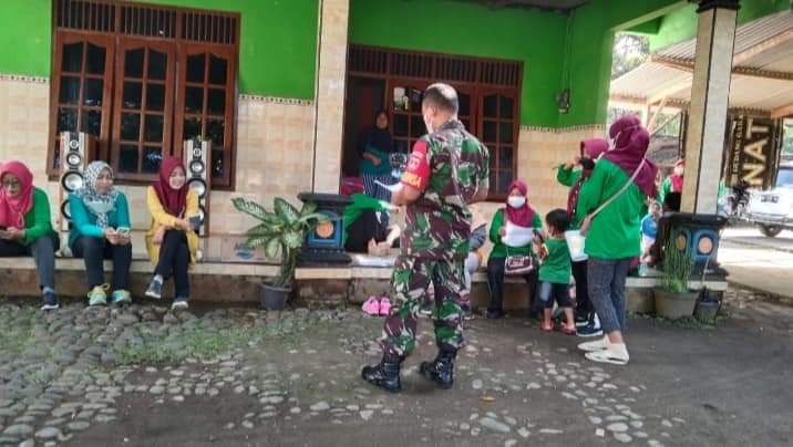 Cegah DBD, Babinsa Bersama FKD Operasi Door To Door