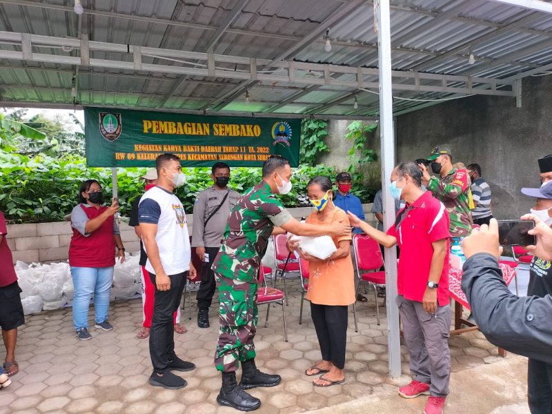 Letkol Inf Devy Kristiono Bagikan Paket Sembako