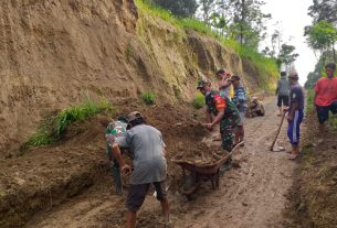 Danramil Cepogo Pimpin Pembersihan Jalan Akibat Lumpur