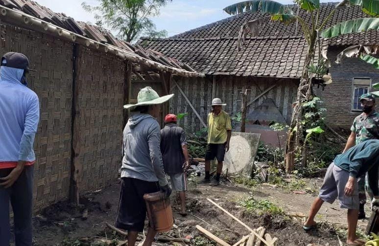 Dekat Dengan Rakyat, Babinsa Sambi Turut Perbaiki Rumah