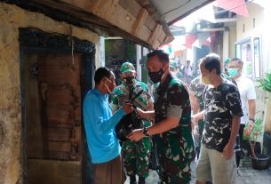 Door To Door, Dandim 0735/Surakarta Berikan Bantuan Paket Sembako Kepada Anak Yatim Piatu Dan Lansia