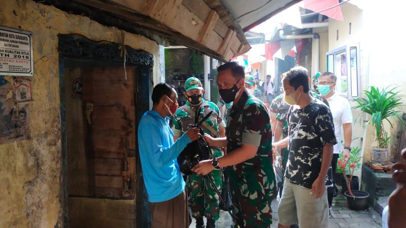 Door To Door, Dandim 0735/Surakarta Berikan Bantuan Paket Sembako Kepada Anak Yatim Piatu Dan Lansia