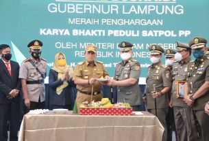 Gubernur Lampung Arinal Djunaidi Terima Penghargaan Karya Bhakti Peduli Satpol PP dari Menteri Dalam Negeri