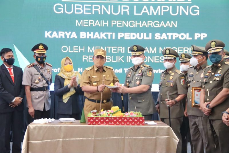 Gubernur Lampung Arinal Djunaidi Terima Penghargaan Karya Bhakti Peduli Satpol PP dari Menteri Dalam Negeri