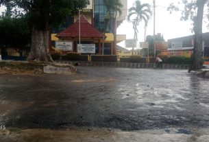 Hujan lebat, Petugas Kebersihan Tetap Semangat Menjalankan Profesinya