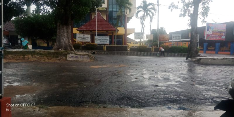 Hujan lebat, Petugas Kebersihan Tetap Semangat Menjalankan Profesinya