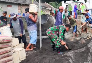 Implementasikan Metode Binter, Koramil Kapas Bojonegoro Karya Bakti Pengecoran Pondasi Masjid