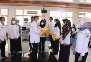 Kepala BKD Lampung Serahkan SK CPNS dan Kenaikan Pangkat