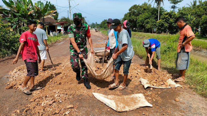 Kepedulian Sosial, Masyarakat Bersama Babinsa Perbaiki Jalan Rusak