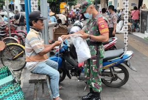 Konsisten, Sertu Kurniawan Rutin Berikan Himbauan Prokes di Area Pasar Gedhe Solo