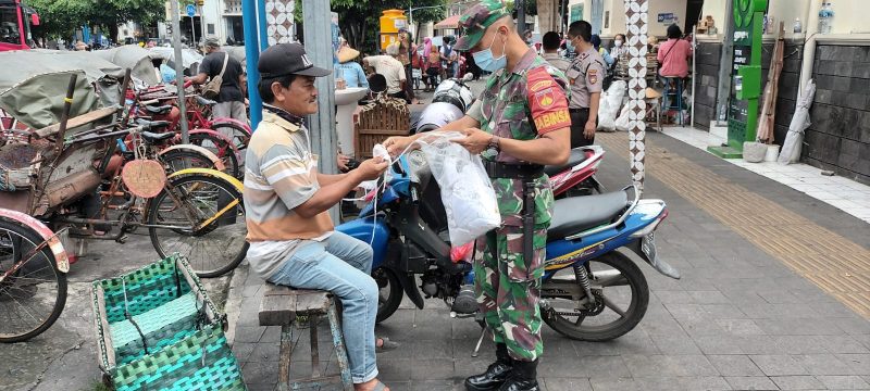 Konsisten, Sertu Kurniawan Rutin Berikan Himbauan Prokes di Area Pasar Gedhe Solo