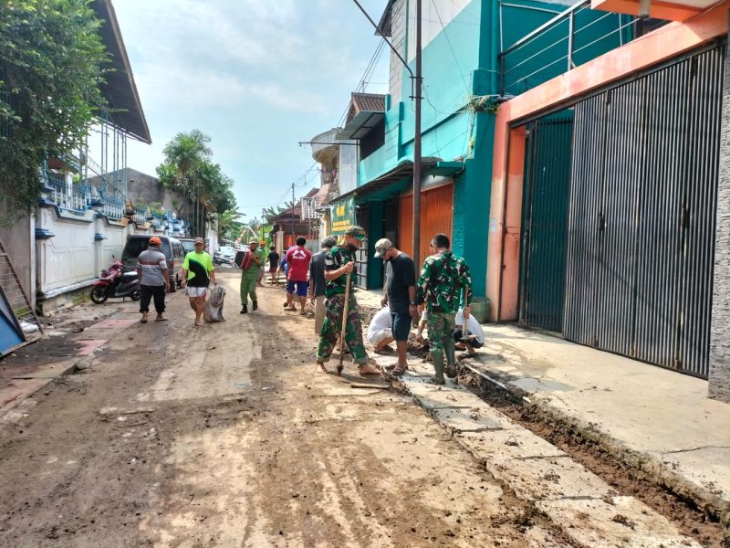 Koramil 03 Serengan ajak warga Kerja Bakti Bersihkan Jalan Pangeran Wijil