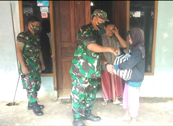 Ini Yang Dilakukan Personil Koramil Manyaran Guna Meringankan Beban Warga Dimasa Pandemi