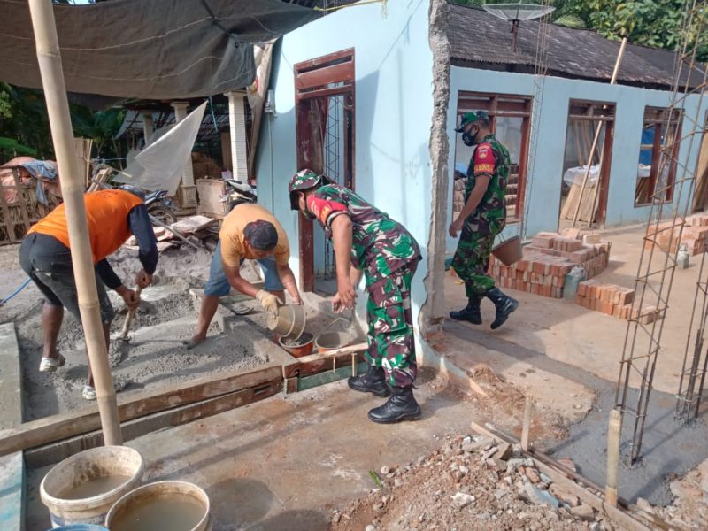 Manunggal Bersama Rakyat, Babinsa Nadi Bantu Warga Bangun Rumah