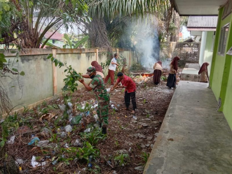 Babinsa Koramil 04/Meureubo Datang Sampah Di Sekolah SMA Langsung Hilang