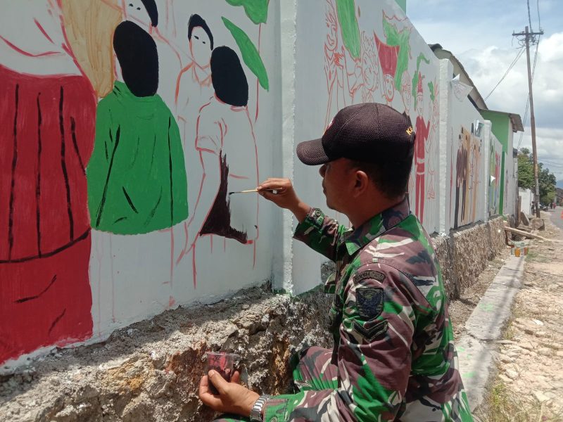 Anggota Koramil 410-01/Panjang Bentuk Kampung Pancasila dengan Metode Mural