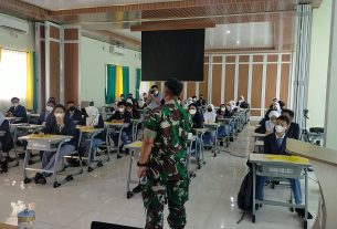 Babinsa Koramil 410-01/Panjang Berikan Wawasan Kebangsaan Kepada Pelajar SMAN 5 Bandar Lampung