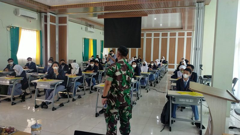 Babinsa Koramil 410-01/Panjang Berikan Wawasan Kebangsaan Kepada Pelajar SMAN 5 Bandar Lampung