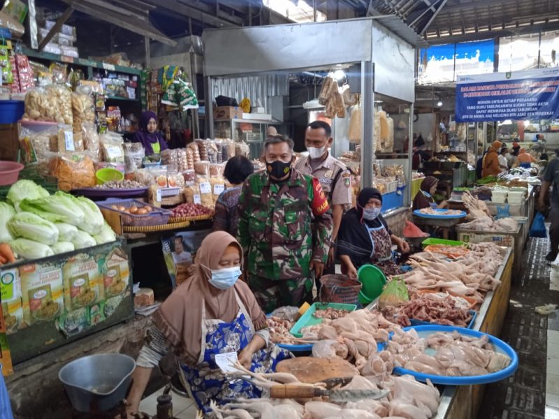 Pasar Tradisional Menjadi Target Himbauan Prokes Babinsa Dan Satpam Pasar