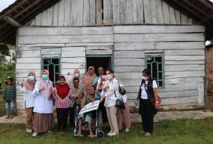 Pengurus Komunitas Disabilitas Provinsi Lampung Salurkan Bantuan Kursi Roda
