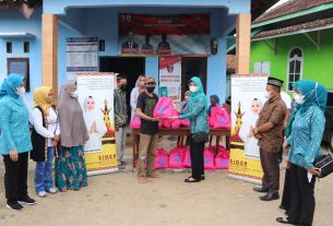 Pengurus TP. PKK Provinsi Lampung, Salurkan Bantuan Dalam Program SIGER di Kabupaten Pesawaran