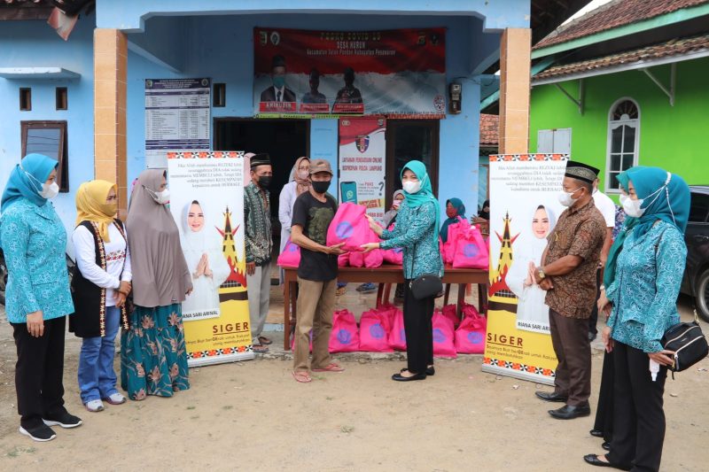 Pengurus TP. PKK Provinsi Lampung, Salurkan Bantuan Dalam Program SIGER di Kabupaten Pesawaran