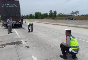 Polisi Olah TKP Kecelakaan di Tol Terpeka Yang Akibatkan Satu Orang Luka Berat