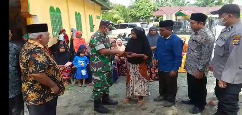Ratusan Warga Di Woyla Timur Menerima ZIS Dari Baitul Mal Aceh Barat