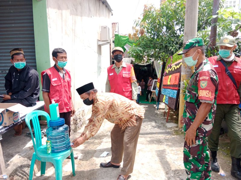 Sambangi Lokasi Hajatan, Babinsa Koramil 410-05/TKP Ingatkan Warga Patuhi Prokes