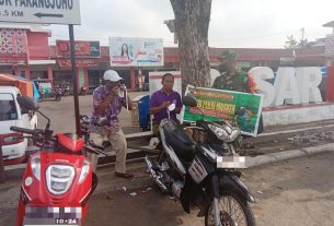 Sambangi Pasar, Babinsa Bagikan Masker Kepada Warga Dan Pengemudi Ojek