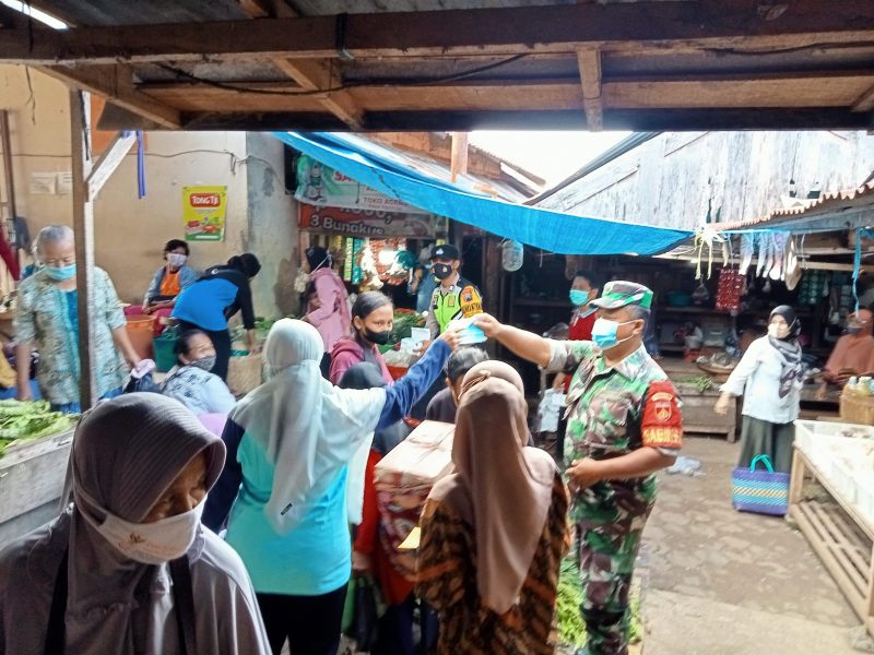 Sampaikan Pesan Protkes, Babinsa Dan Bhabinkamtibmas Sambangi Warga