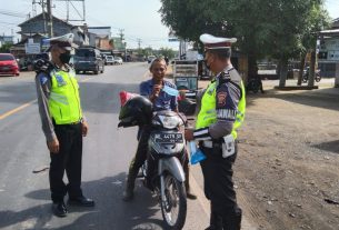 Satlantas Polres Tulang Bawang Bagikan Ratusan Masker Secara Gratis di Dua Lokasi Berbeda