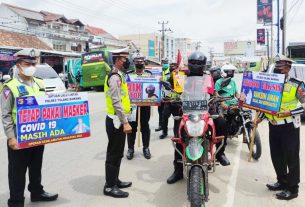 Satlantas Polres Tulang Bawang Berikan Hadiah Untuk Pengendara Pada Operasi Keselamatan Krakatau 2022