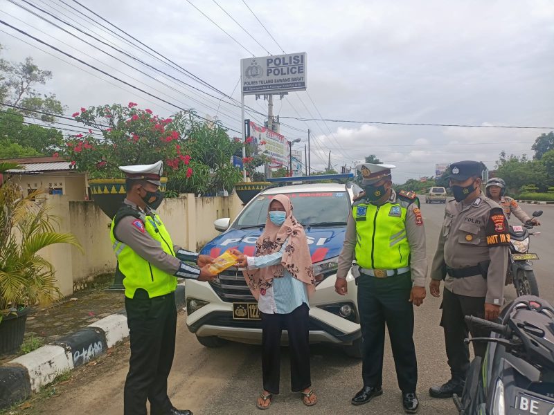 Satlantas Tulang Bawang Barat Bagikan Minyak Goreng, Handsanitaser Dan Masker Kepada Pengendara Yang Mentaati Peraturan Lalu Lintas.\