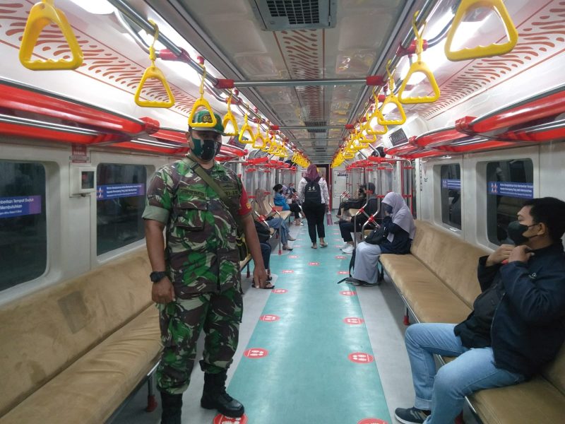Serda Supriyanto Bersama Security Awasi Prokes di Stasiun Solo Balapan