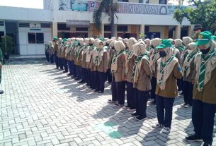 Serma Sujiyanto Berikan Latihan Dasar Kepemimpinan Kepada Siswa SMK Muhammadiyah 5 Surakarta