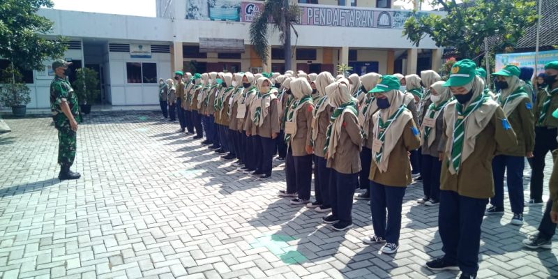 Serma Sujiyanto Berikan Latihan Dasar Kepemimpinan Kepada Siswa SMK Muhammadiyah 5 Surakarta