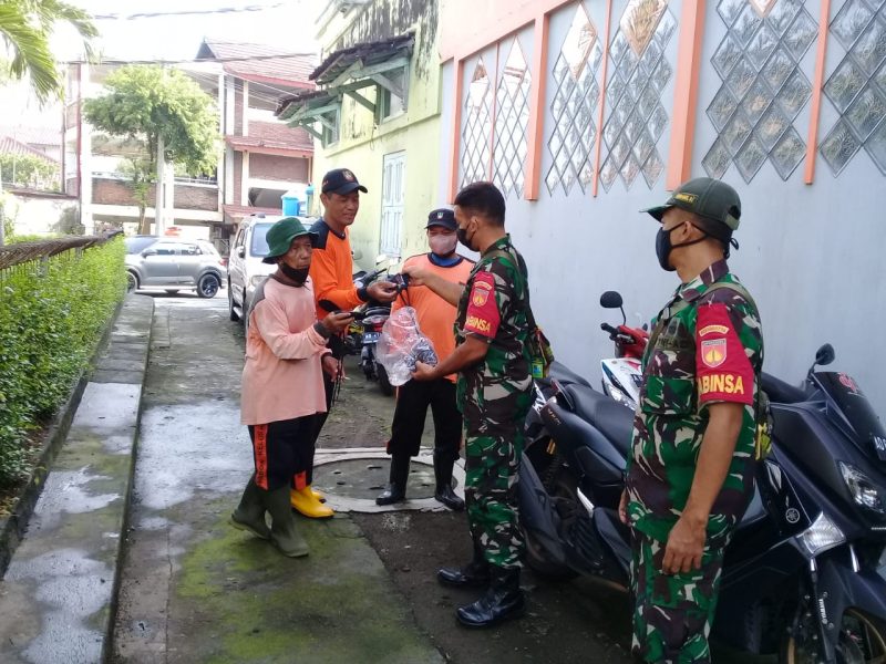Sinergitas TNI POLRI di Kota Solo Himbau Warga Patuhi Prokes Dan Bagikan Masker Gratis