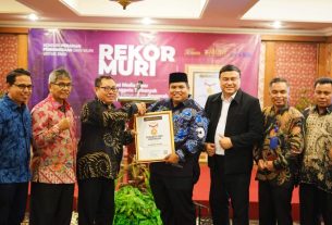 Suhatri Bur Bupati Padang Pariaman Raih Penghargaan Sahabat Pers Indonesia dari SMSI