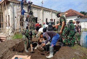 Kodim 0726/Sukoharjo kerahkan anggota Bantu pengecoran Gedung MWC NU Kecamatan Weru, Sukoharjo