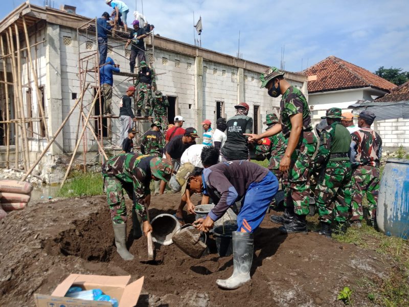 Kodim 0726/Sukoharjo kerahkan anggota Bantu pengecoran Gedung MWC NU Kecamatan Weru, Sukoharjo