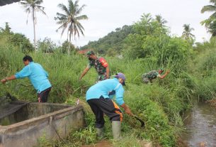 Anggota Koramil 410-05/TKP Bersama Warga Kampung Pancasila Gotong Royong Bersihkan Lngkungan