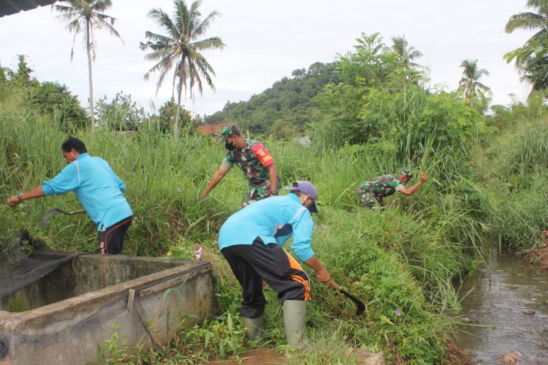 Anggota Koramil 410-05/TKP Bersama Warga Kampung Pancasila Gotong Royong Bersihkan Lngkungan