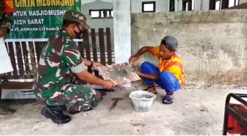TNI Aduk Semen Dan Pasang Keramik Rumah lbadah Di Aceh Barat Wujudkan Program Kodam IM Cinta Meunasah