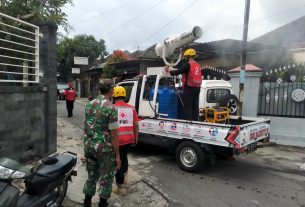 TNI Bersinergis Dengan Sibat Dan PMI Laksanakan Penyemprotan Desinfektan