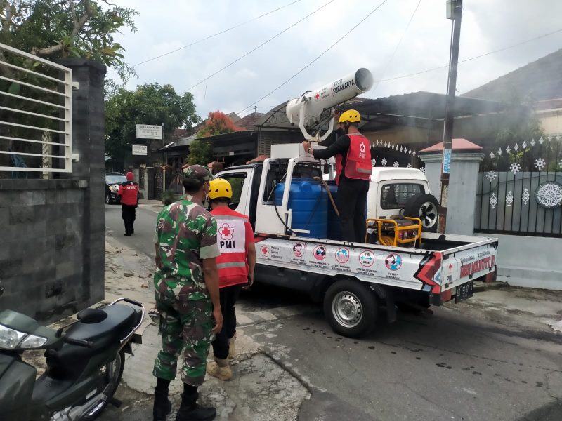 TNI Bersinergis Dengan Sibat Dan PMI Laksanakan Penyemprotan Desinfektan