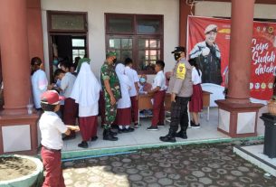 TNI Dan Polri Johan Pahlawan Bersinergi Dukung Pelaksanaan Vaksinasi Di Lingkungan Sekolah Dasar
