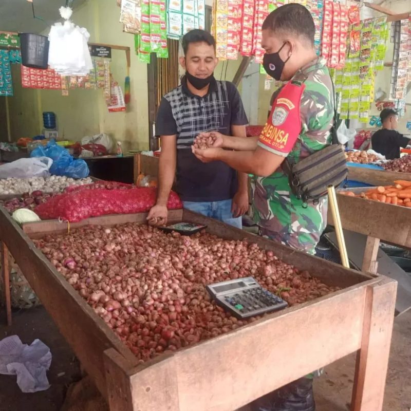 TNl Di Aceh Barat Lakukan Operasi Pasar Cegah Harga Barang Sembako Agar Tidak Melambung Tinggi