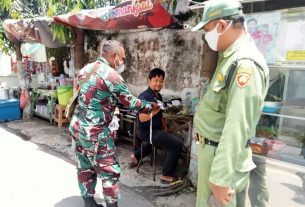 Tanggal Merah Bukan Penghalang Bagi Babinsa Untuk Membagikan Masker Gratis di Wilayah