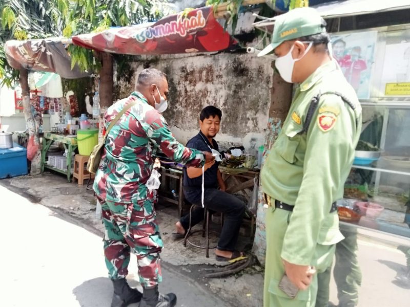 Tanggal Merah Bukan Penghalang Bagi Babinsa Untuk Membagikan Masker Gratis di Wilayah